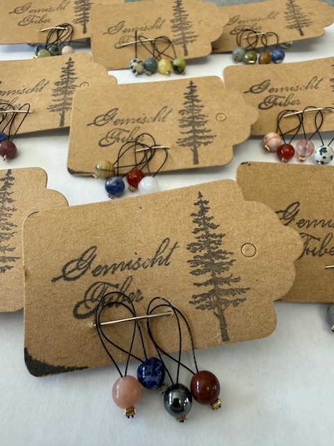 Gemischt Fiber Stitch Markers in stone ballsat The Loopy Ewe
